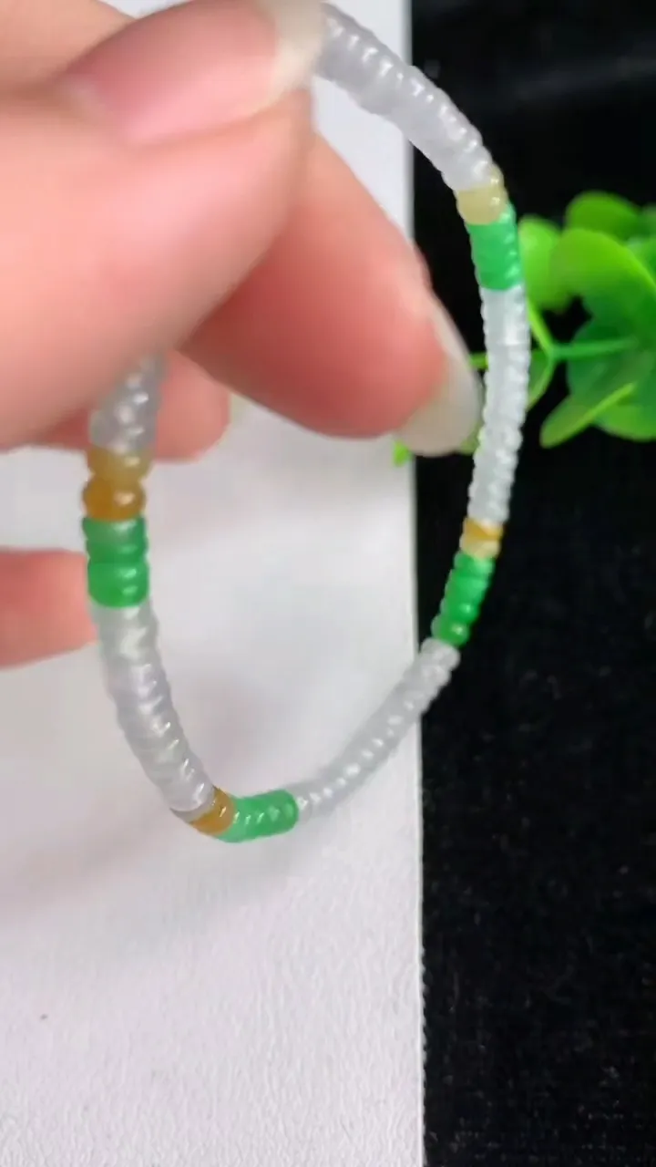 天然A货翡翠货双彩算盘珠手串，尺寸3.4-2-101颗，重量:5.34g6月3日
工厂直销收藏佳品,种好水足，色泽均匀，有种有色，上手高大气！