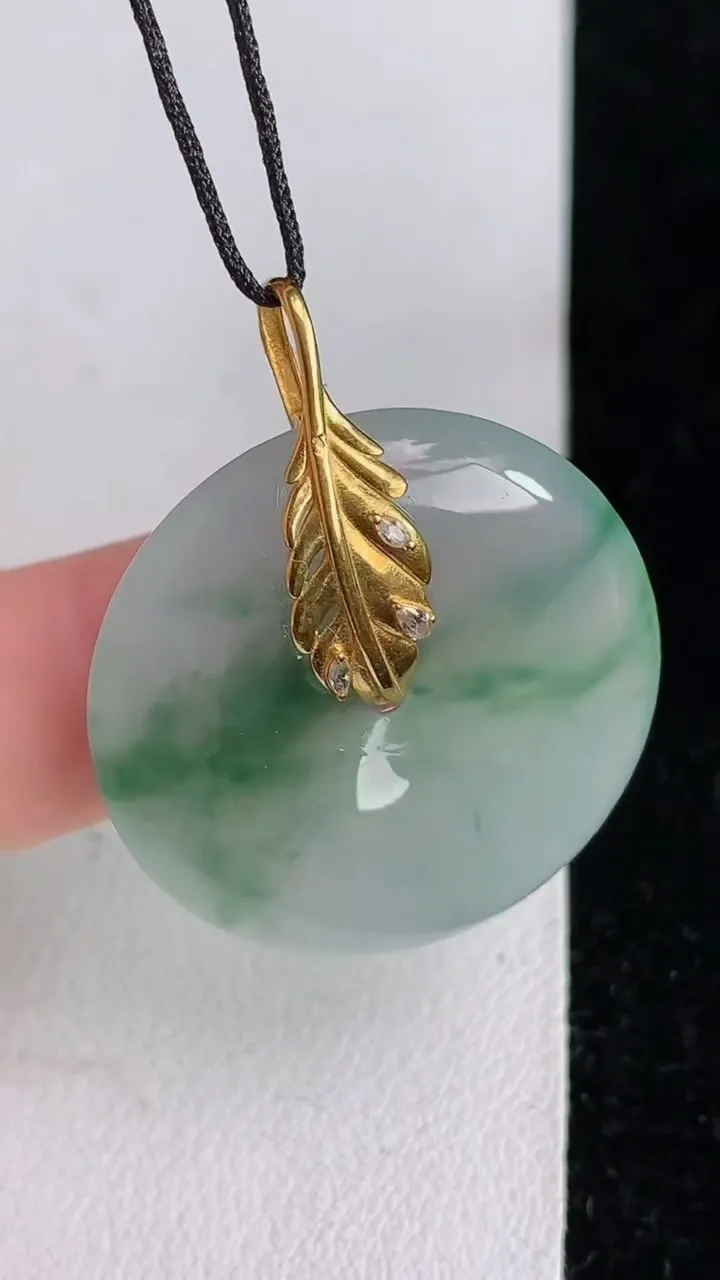 天然A货翡翠k金飘花平安扣吊坠，尺寸28.4-5.3，重量:9.20g
6月3日