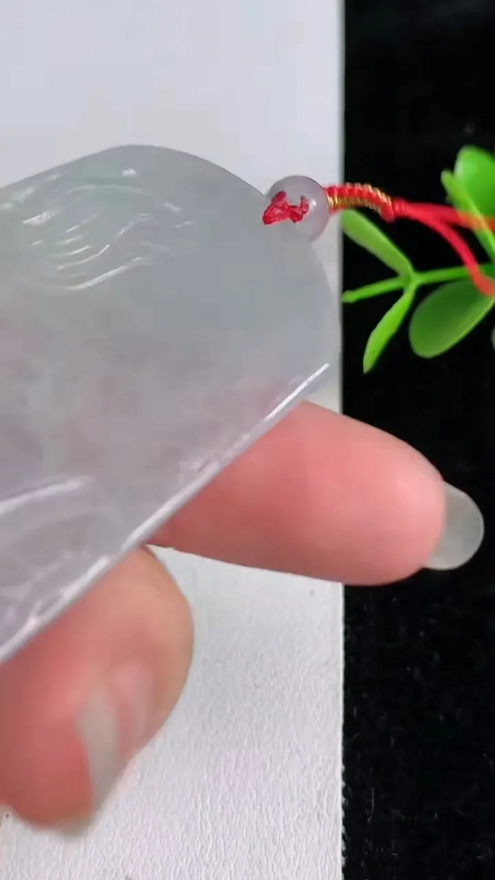 天然A货翡翠龙牌吊坠，尺寸55.7-37.3，重量:20.15g
6月3日