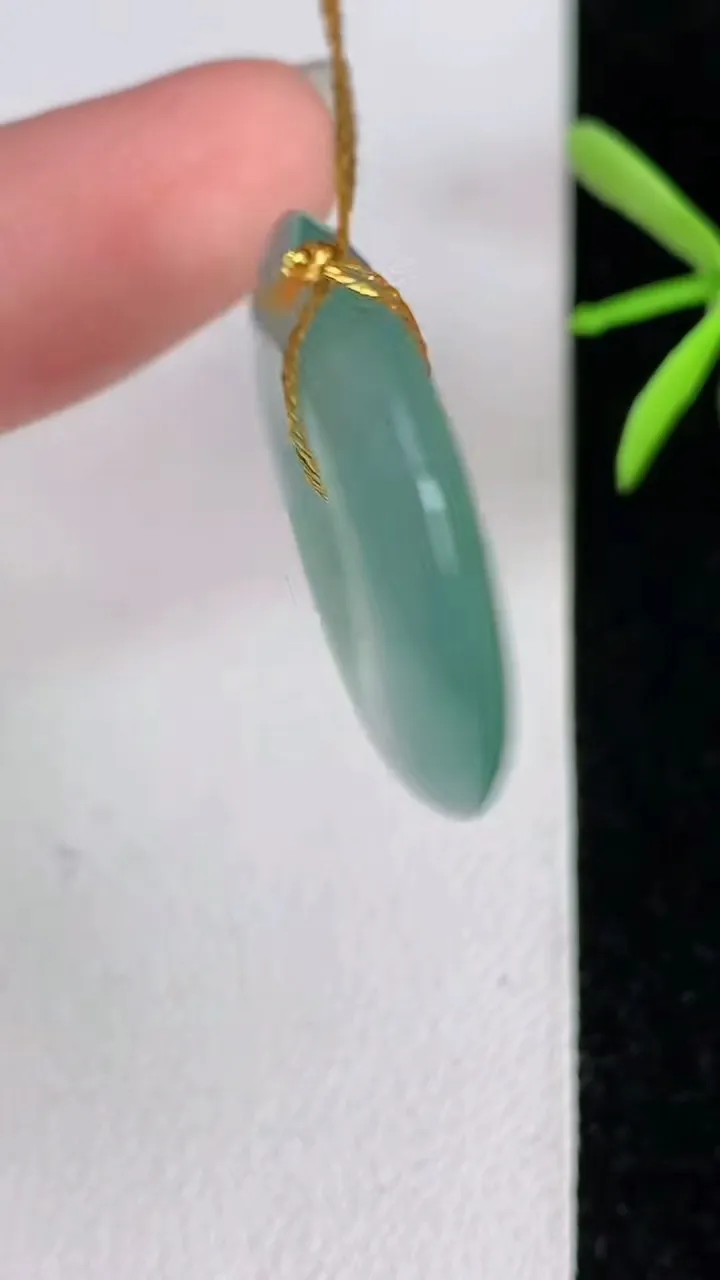 天然A货翡翠飘花平安扣吊坠，尺寸24-4.6，重量:5.92g
6月3日