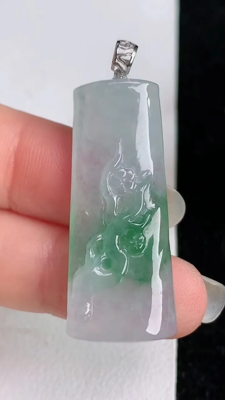 天然A货翡翠k金飘花仿古无事牌吊坠，尺寸36.6-15.5-5.3，重量:7.26g
6月3日