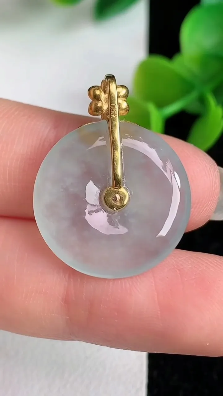 天然A货翡翠飘花平安扣吊坠，尺寸19.5-4.7，重量:3.24g
6月3日