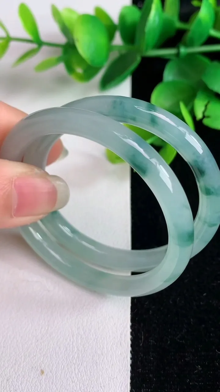 天然A货翡翠飘花平安环吊坠一对，尺寸5.8，重量:27.31g
6月3日