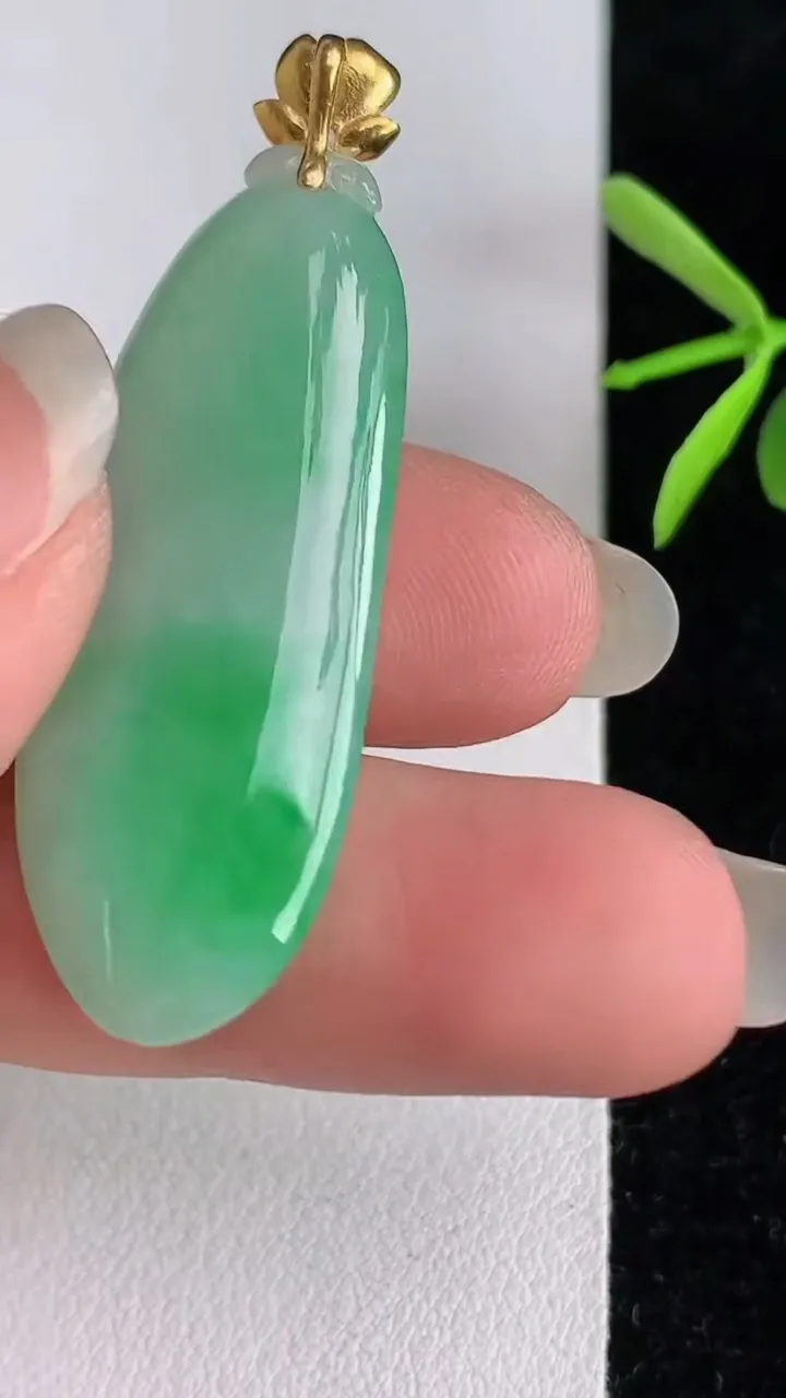 天然A货翡翠福瓜吊坠，尺寸36.5-15-6.2，重量:7.51g
6月3日