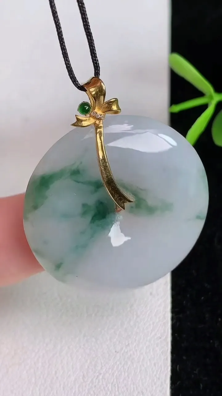 天然A货翡翠飘花平安扣吊坠，尺寸30-5.8，重量:11.38g
6月3日