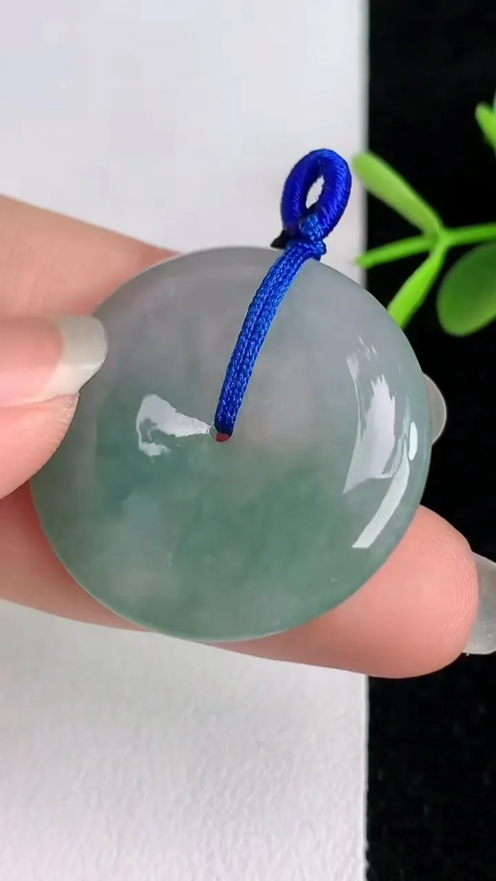 天然A货翡翠飘花平安扣吊坠，尺寸29.5-5.8，重量:10.65g
6月3日