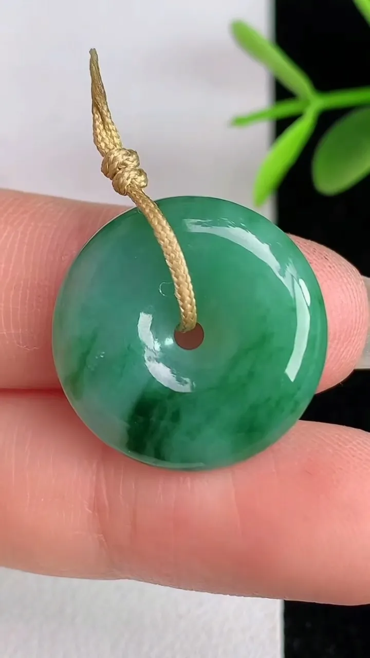 天然A货翡翠平安扣吊坠，尺寸20-4.4，重量:3.82g
6月3日