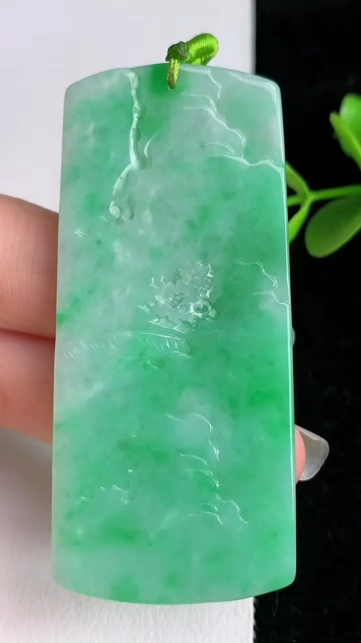 天然A货翡翠山水牌吊坠，尺寸64-29.4-7.2，重量:31.37g
6月3日