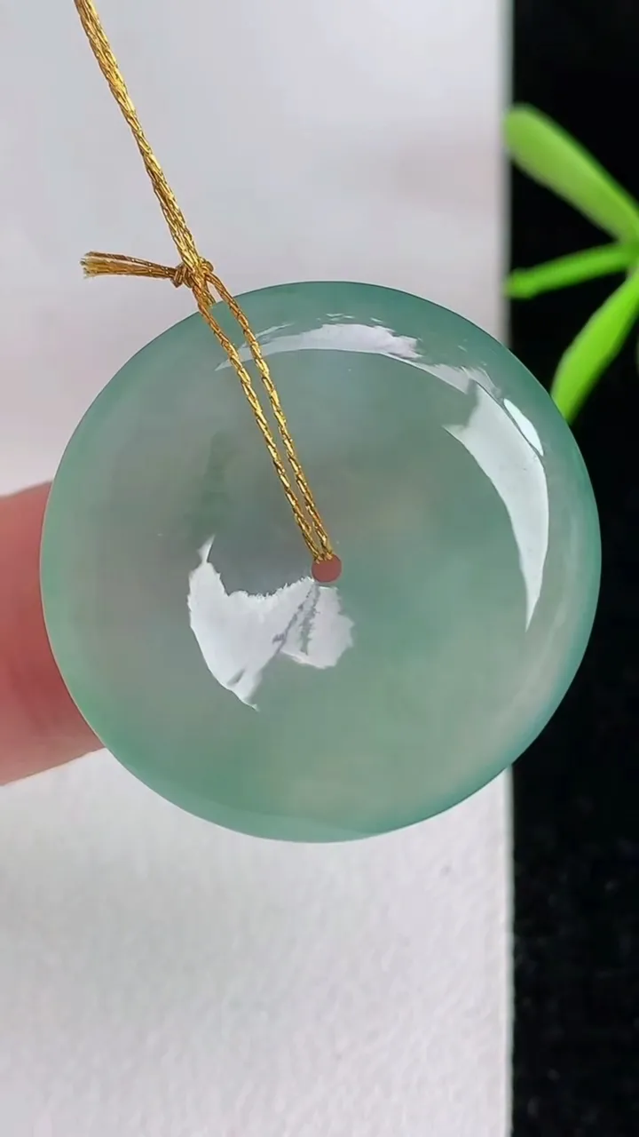 天然A货翡翠飘花平安扣吊坠，尺寸24-4.6，重量:5.92g
6月3日