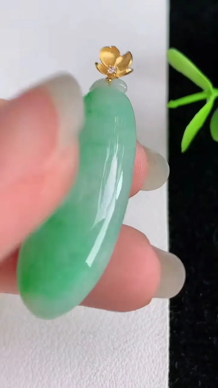天然A货翡翠福瓜吊坠，尺寸36.5-15-6.2，重量:7.51g
6月3日