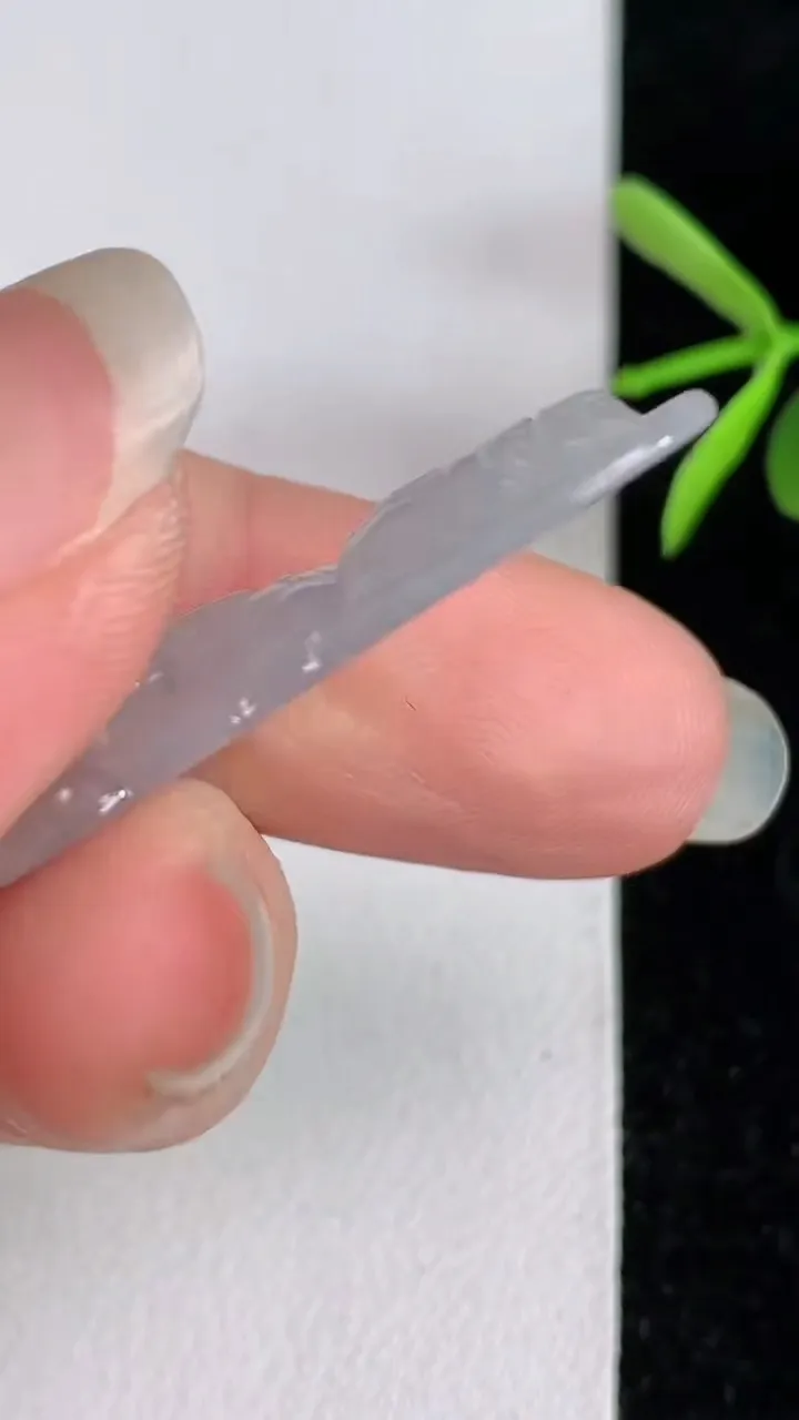 天然A货翡翠观音菩萨吊坠，尺寸48-16.6-4，重量:5.65g
6月3日