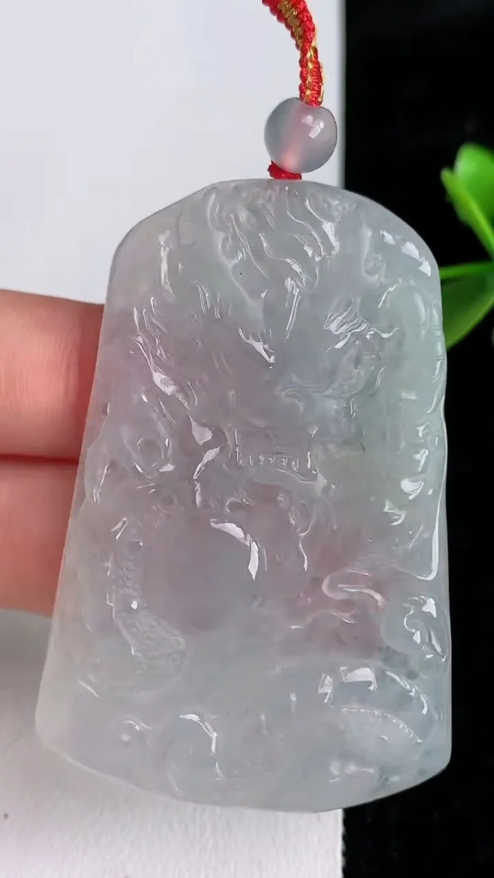 天然A货翡翠龙牌吊坠，尺寸55.7-37.3，重量:20.15g
6月3日