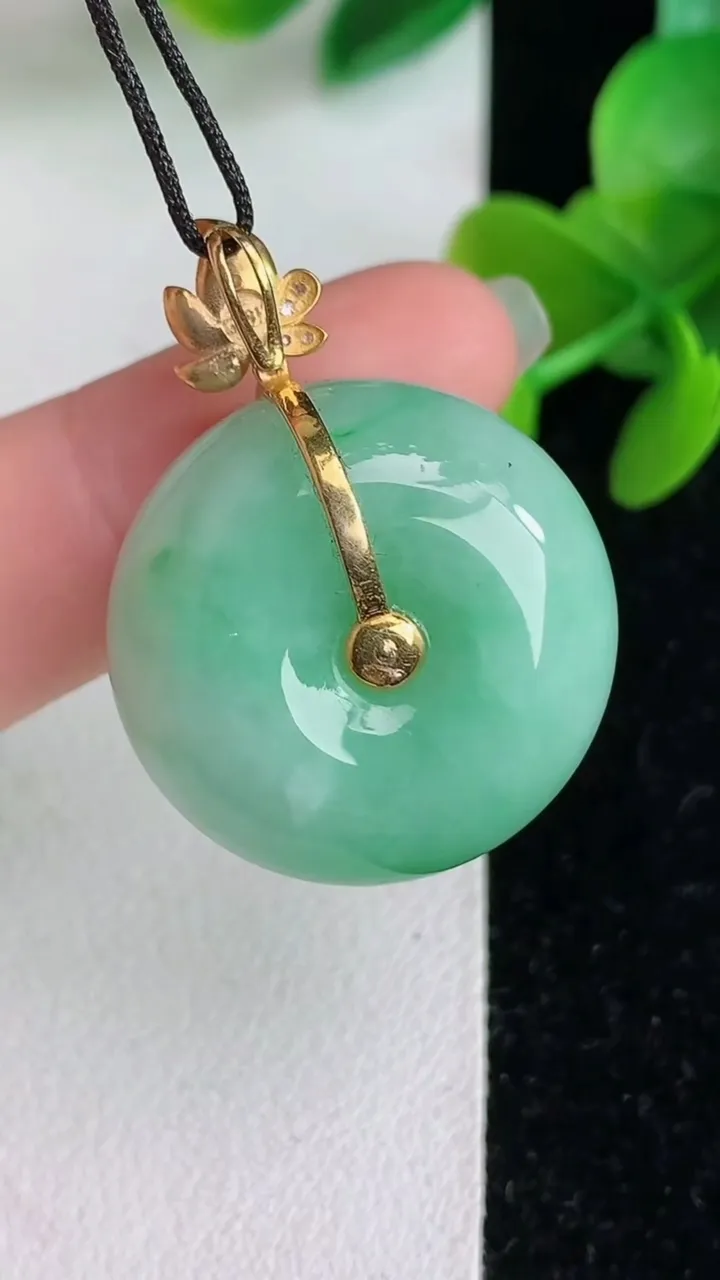 天然A货翡翠平安扣吊坠，尺寸23-12.4，重量:14.66g
6月3日
