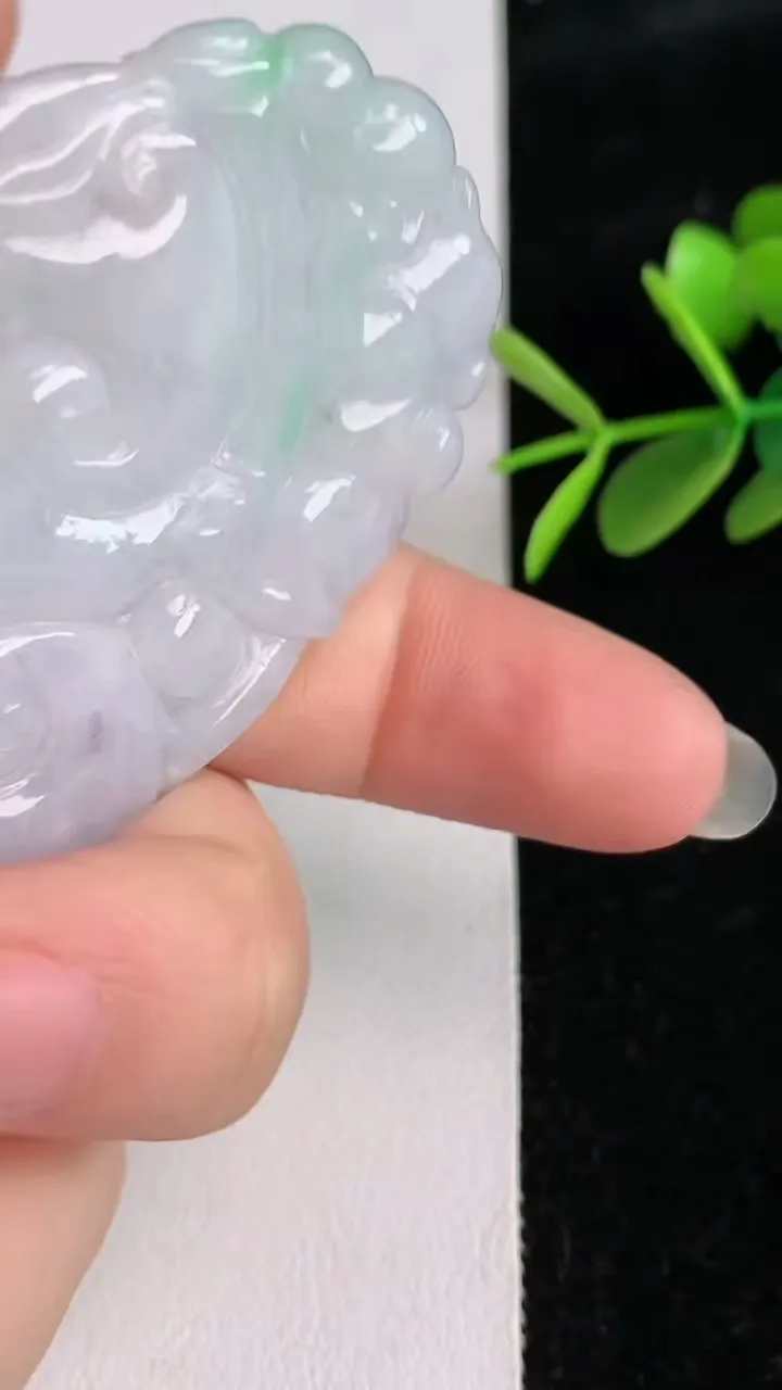 天然A货翡翠如意吊坠，尺寸55-39.2-7.4，重量:34.04g
6月3日