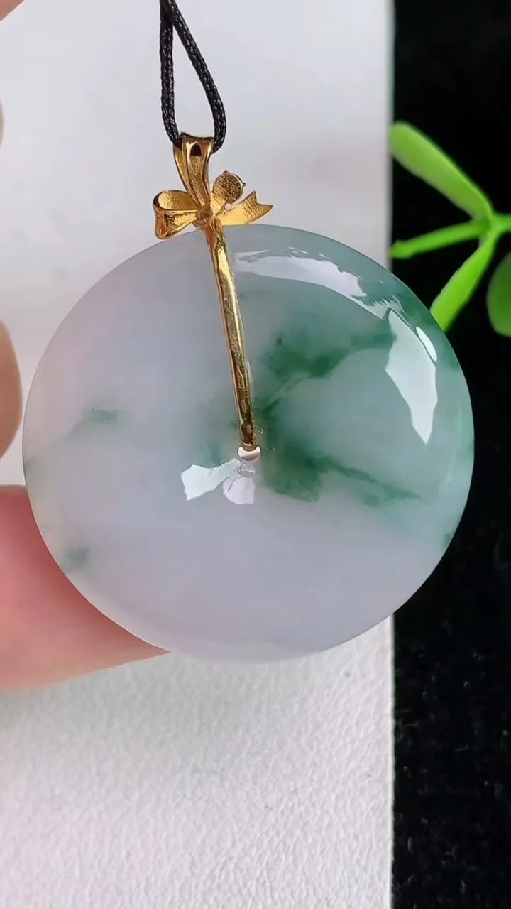 天然A货翡翠飘花平安扣吊坠，尺寸30-5.8，重量:11.38g
6月3日