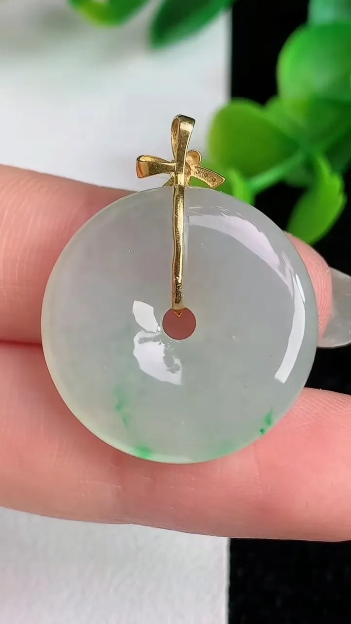 天然A货翡翠平安扣吊坠，尺寸23-5，重量:6.02g
6月3日