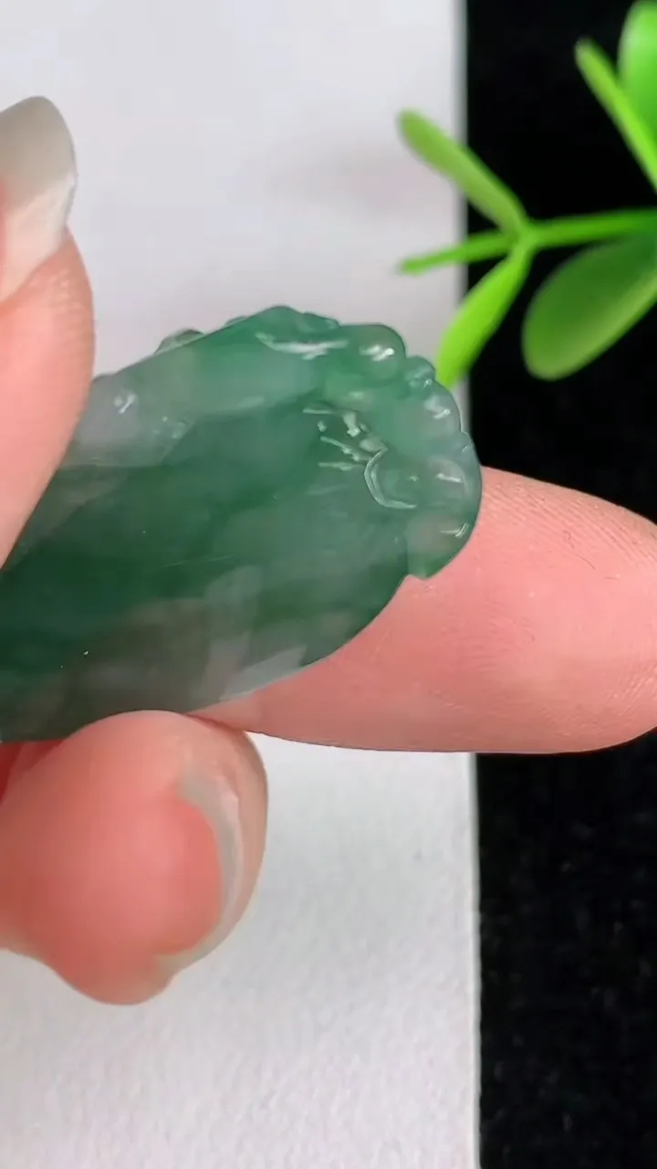 天然A货翡翠飘花灵猴献瑞吊坠，尺寸34.8-16-5.5，重量:5.26g
6月3日