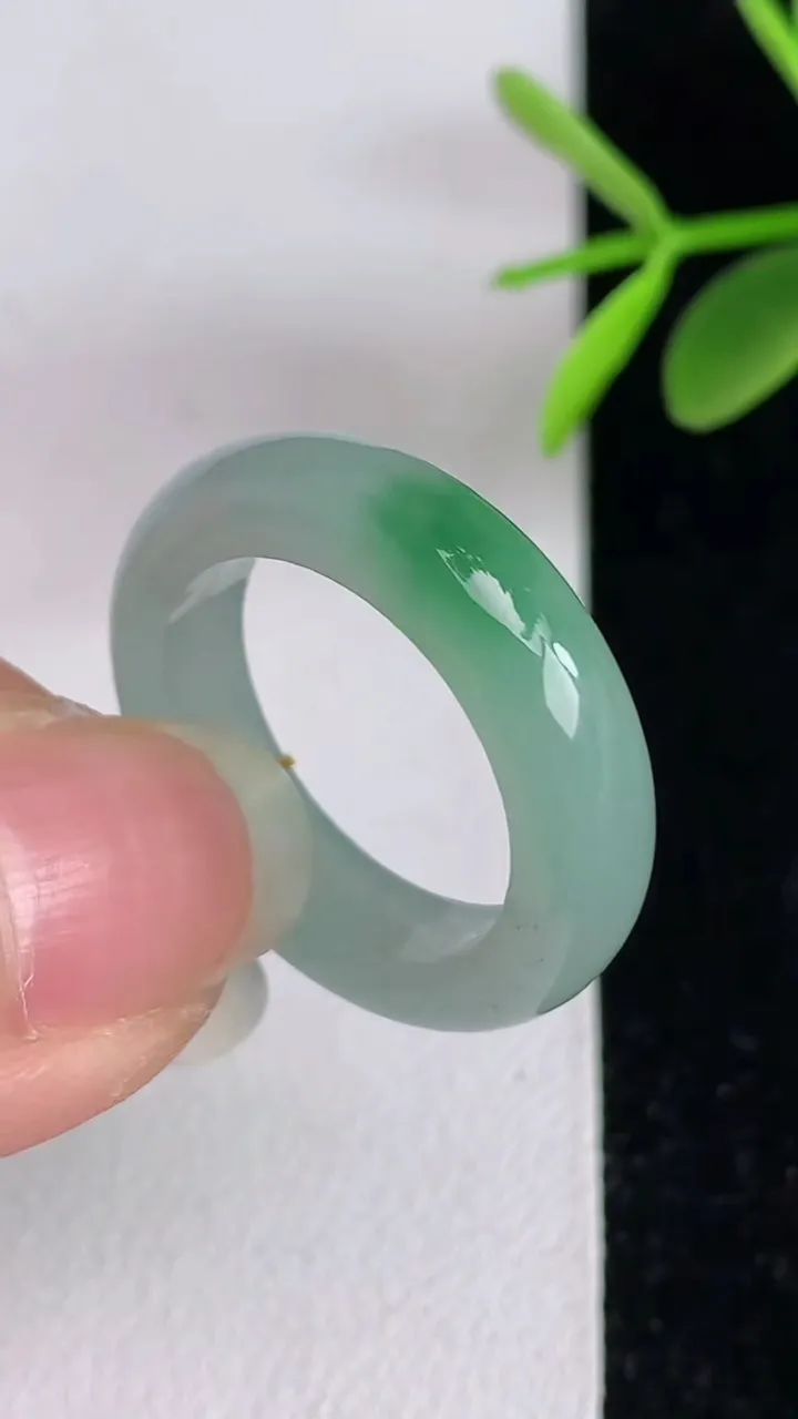 天然A货翡翠飘花戒指指环，尺寸18.2-5.4-3.6，重量:4.22g2025年6月3日
工厂直销收藏佳品,种好水足，色泽均匀，有种有色，上手高大气！