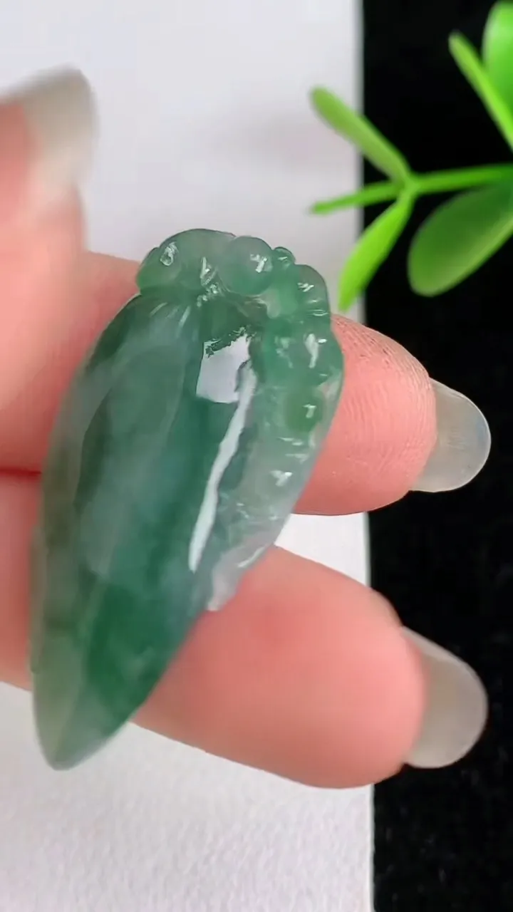 天然A货翡翠飘花灵猴献瑞吊坠，尺寸34.8-16-5.5，重量:5.26g
6月3日
