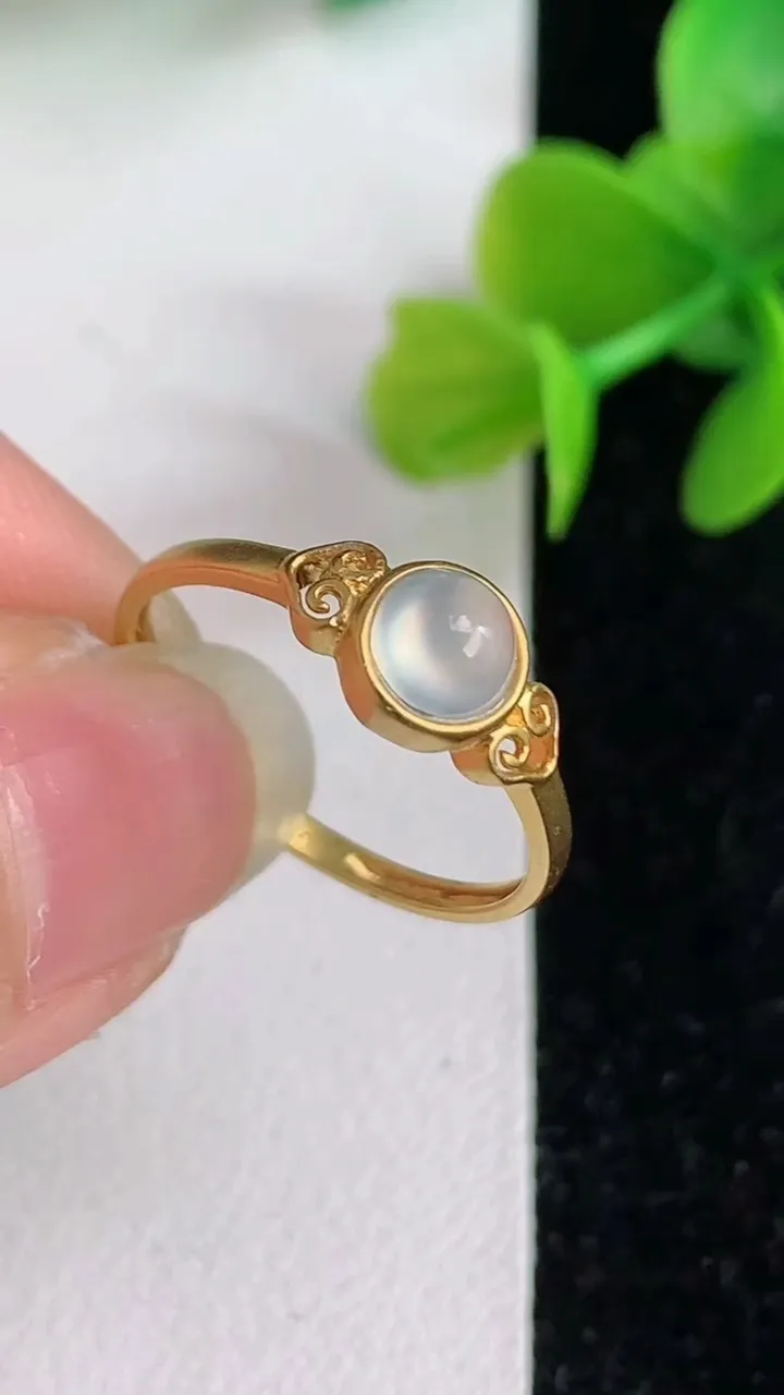 天然A货翡翠蛋面戒指，尺寸18-4.3，重量:1.31g2025年6月3日
工厂直销收藏佳品,种好水