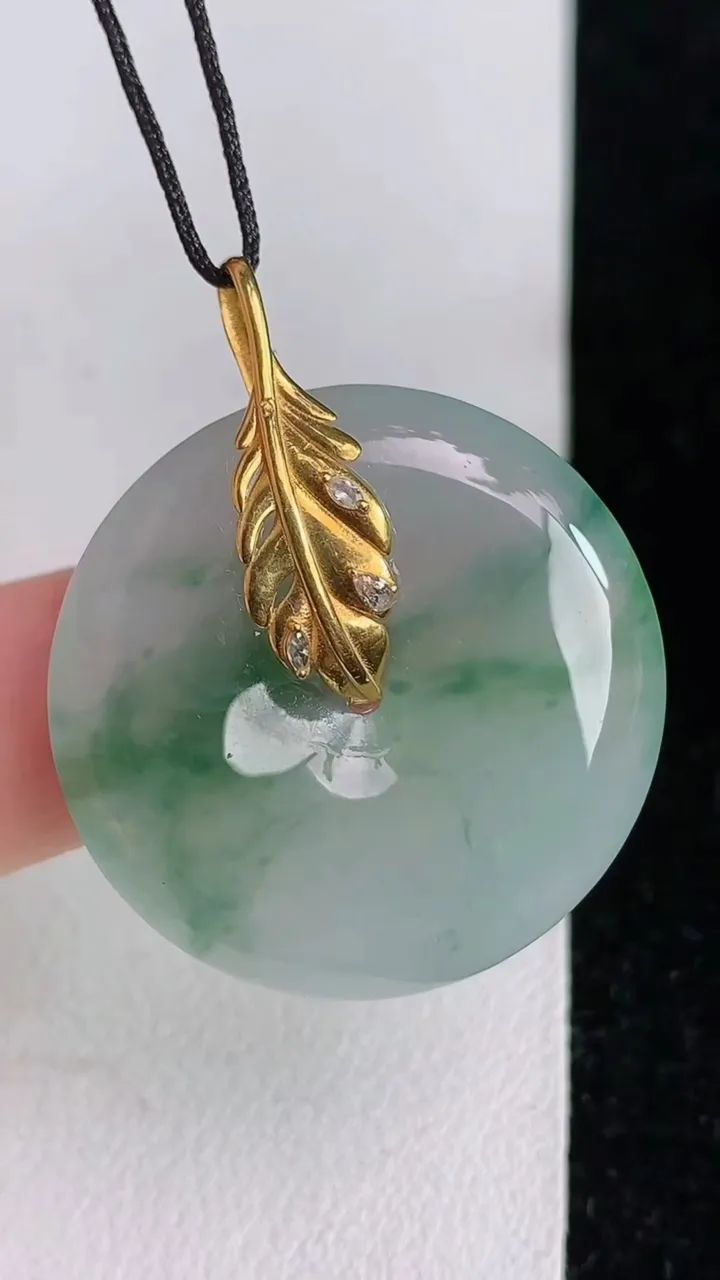 天然A货翡翠k金飘花平安扣吊坠，尺寸28.4-5.3，重量:9.20g
6月3日