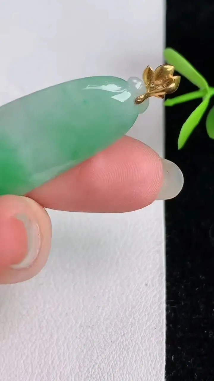 天然A货翡翠福瓜吊坠，尺寸36.5-15-6.2，重量:7.51g
6月3日
