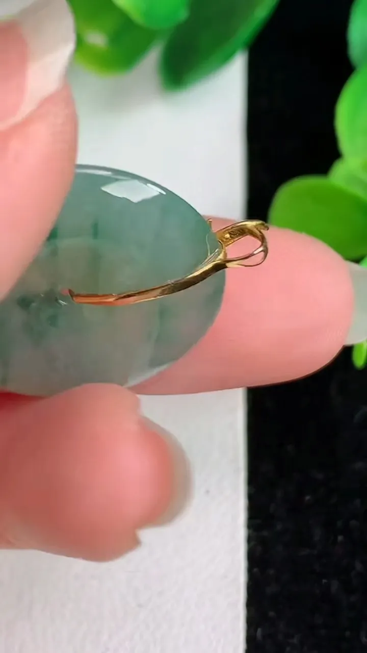 天然A货翡翠k金飘花平安扣吊坠，尺寸23.6-4.2，重量:5.28g
6月3日