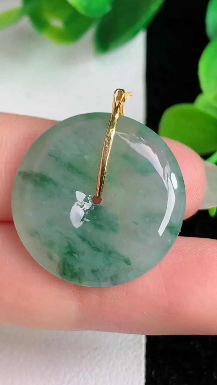 天然A货翡翠k金飘花平安扣吊坠，尺寸23.6-4.2，重量:5.28g
6月3日