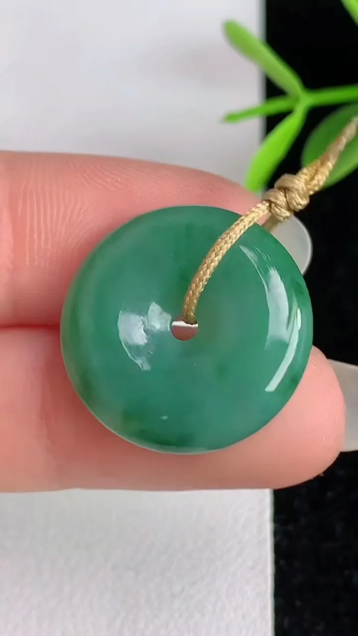 天然A货翡翠平安扣吊坠，尺寸20-4.4，重量:3.82g
6月3日