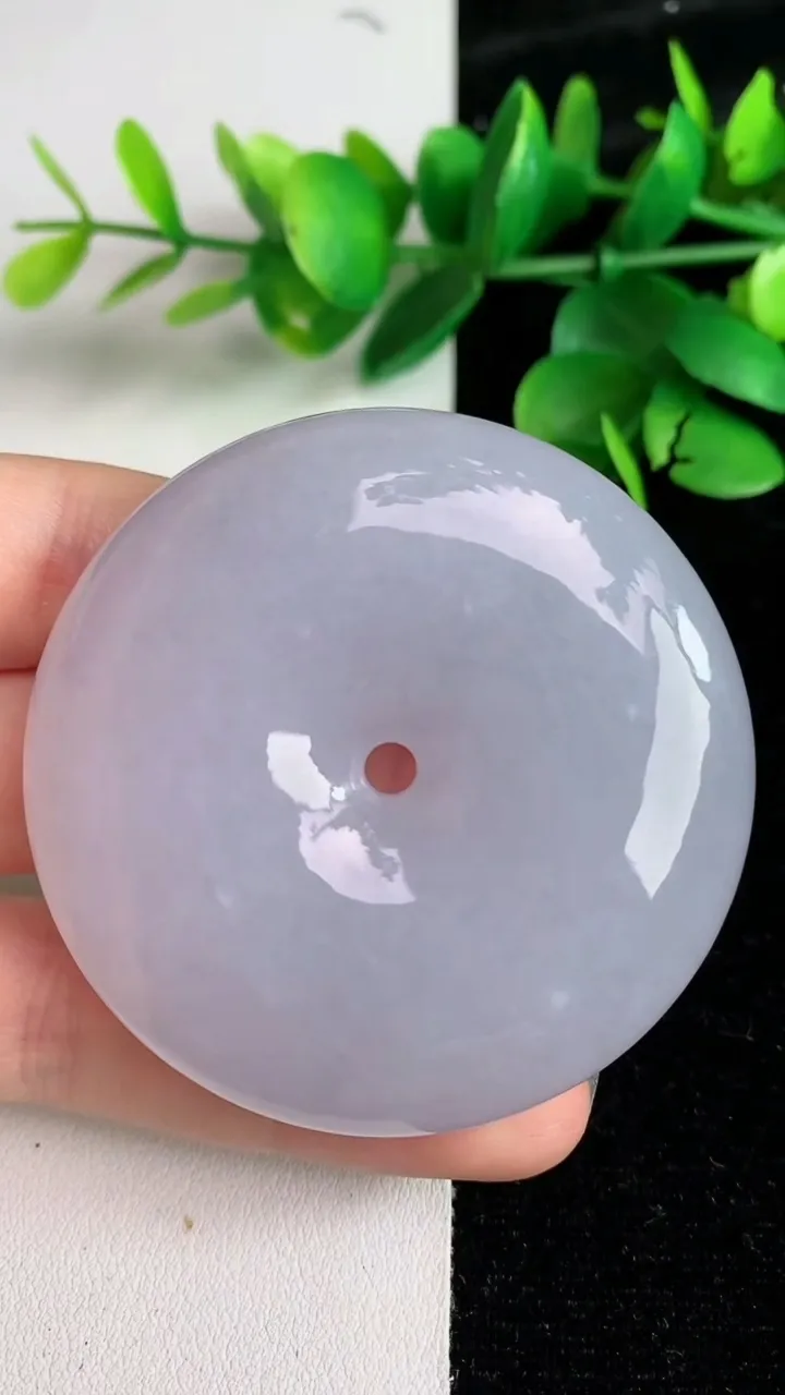 天然A货翡翠紫罗兰平安扣吊坠，尺寸53.5-12.4-，重量:75.35g
6月3日