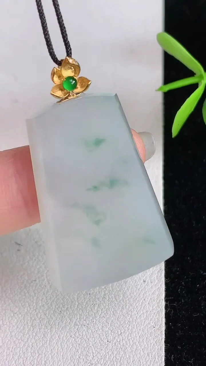天然A货翡翠k金飘花无事牌吊坠，尺寸30.8-17.7-5，重量:8.57g
6月3日
