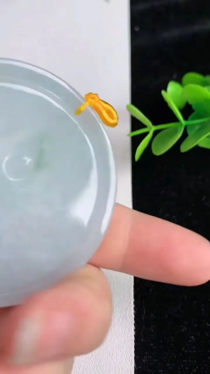 天然A货翡翠飘花千手观音吊坠，尺寸54-6.2，重量:35.09g
6月3日