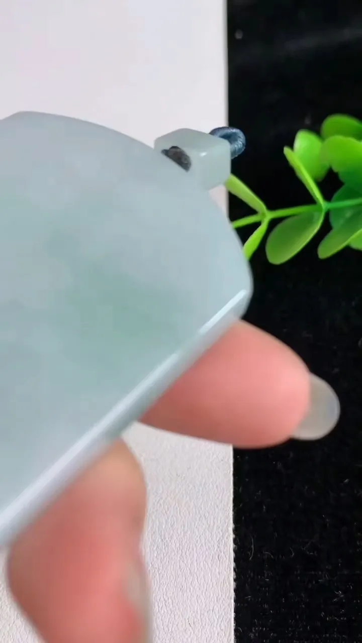 天然A货翡翠飘花无事牌吊坠，尺寸56.6-42.8-6，重量:44.16g
6月3日