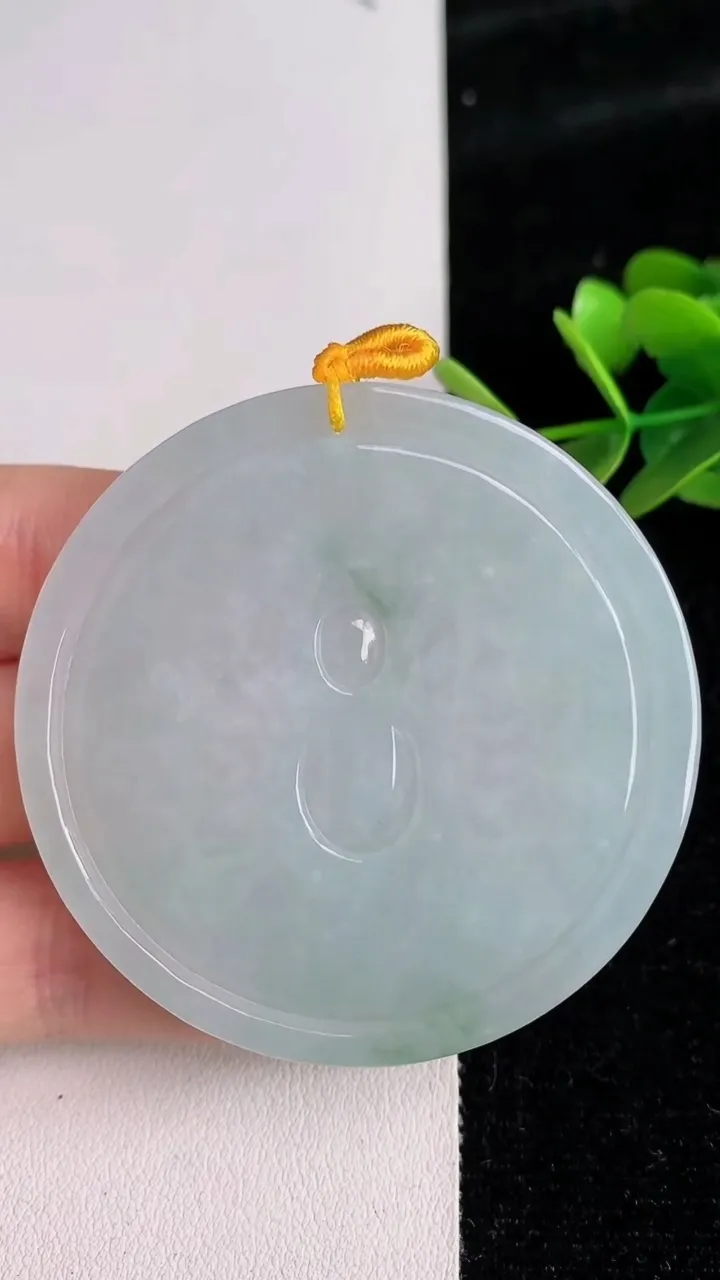 天然A货翡翠飘花千手观音吊坠，尺寸54-6.2，重量:35.09g
6月3日