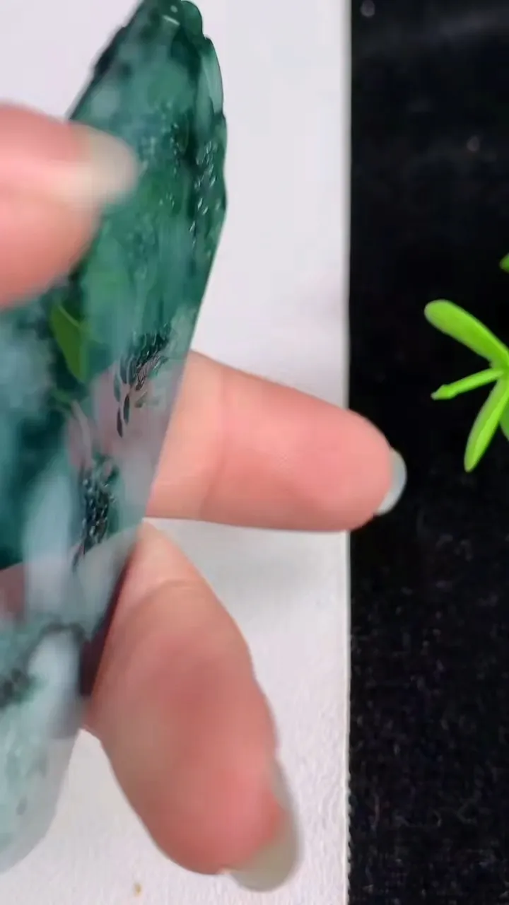 天然A货翡翠飘花山水牌吊坠，尺寸68-39-5，重量:28.44g
6月3日