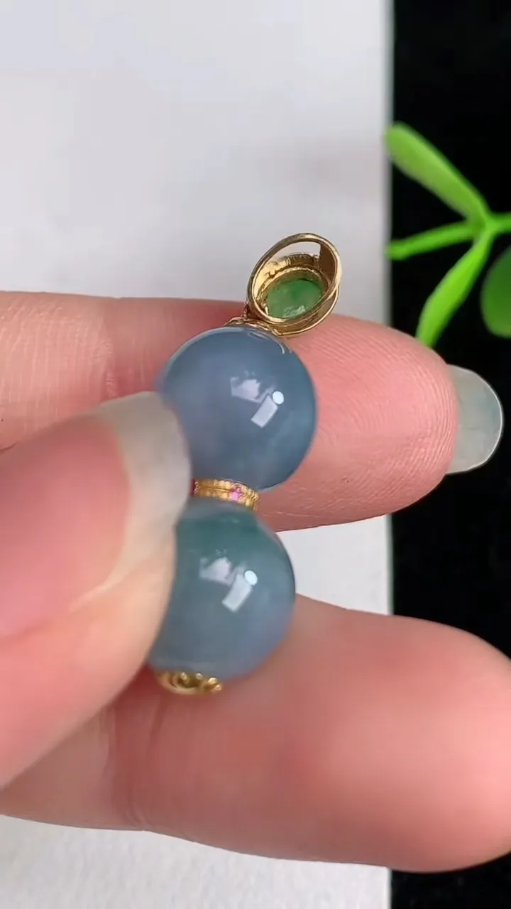 天然A货翡翠k金紫罗兰圆珠吊坠，尺寸21-10，重量:4.22g6月3日
工厂直销收藏佳品,种好水足，色泽均匀，有种有色，上手高大气！