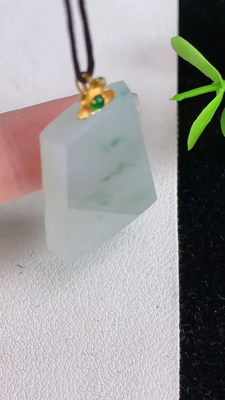 天然A货翡翠k金飘花无事牌吊坠，尺寸30.8-17.7-5，重量:8.57g
6月3日