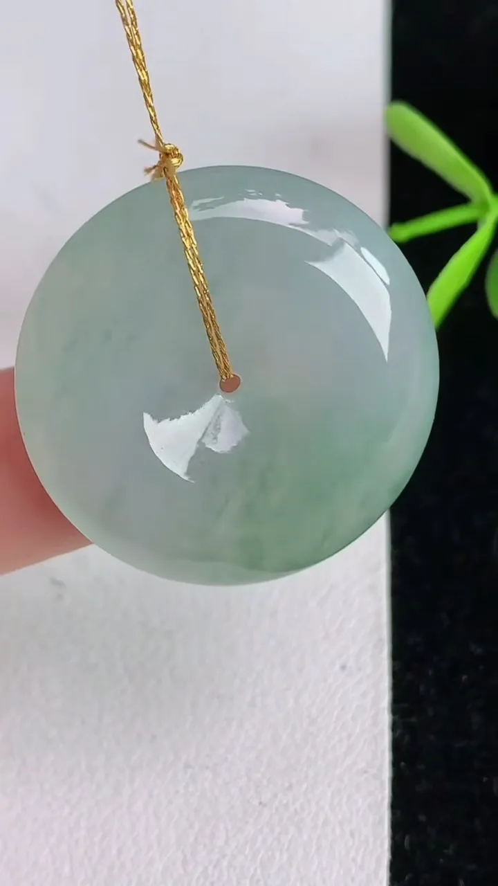 天然A货翡翠飘花平安扣吊坠，尺寸27-5.6，重量:8.88g
6月3日
