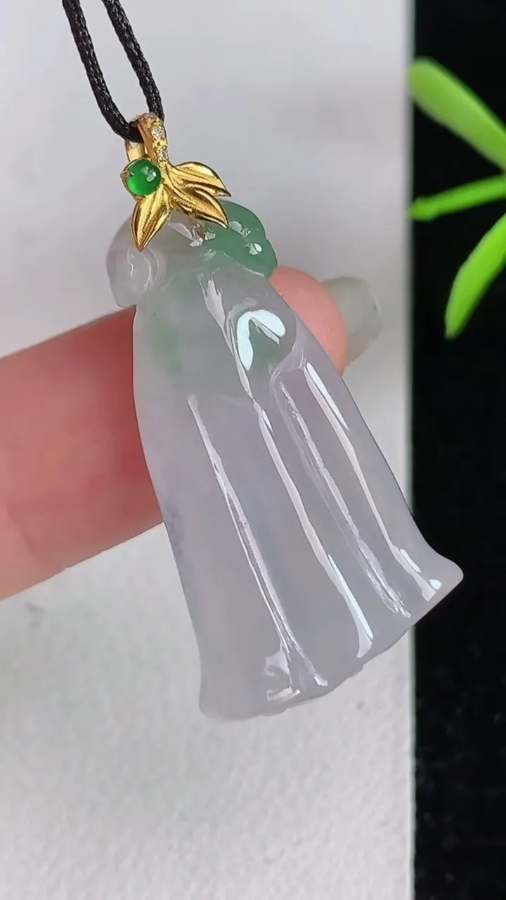 天然A货翡翠k金飘花莲蓬吊坠，尺寸29.7-16.7-6.3，重量:5.05g
6月3日