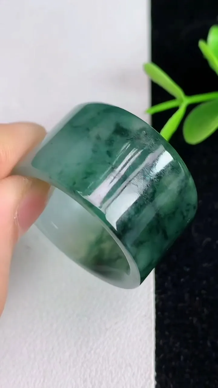天然A货翡翠飘花指环扳指，尺寸22.3-18.4-3.6，重量:19.11g2025年6月3日
工厂直销收藏佳品,种好水足，色泽均匀，有种有色，上手高大气！