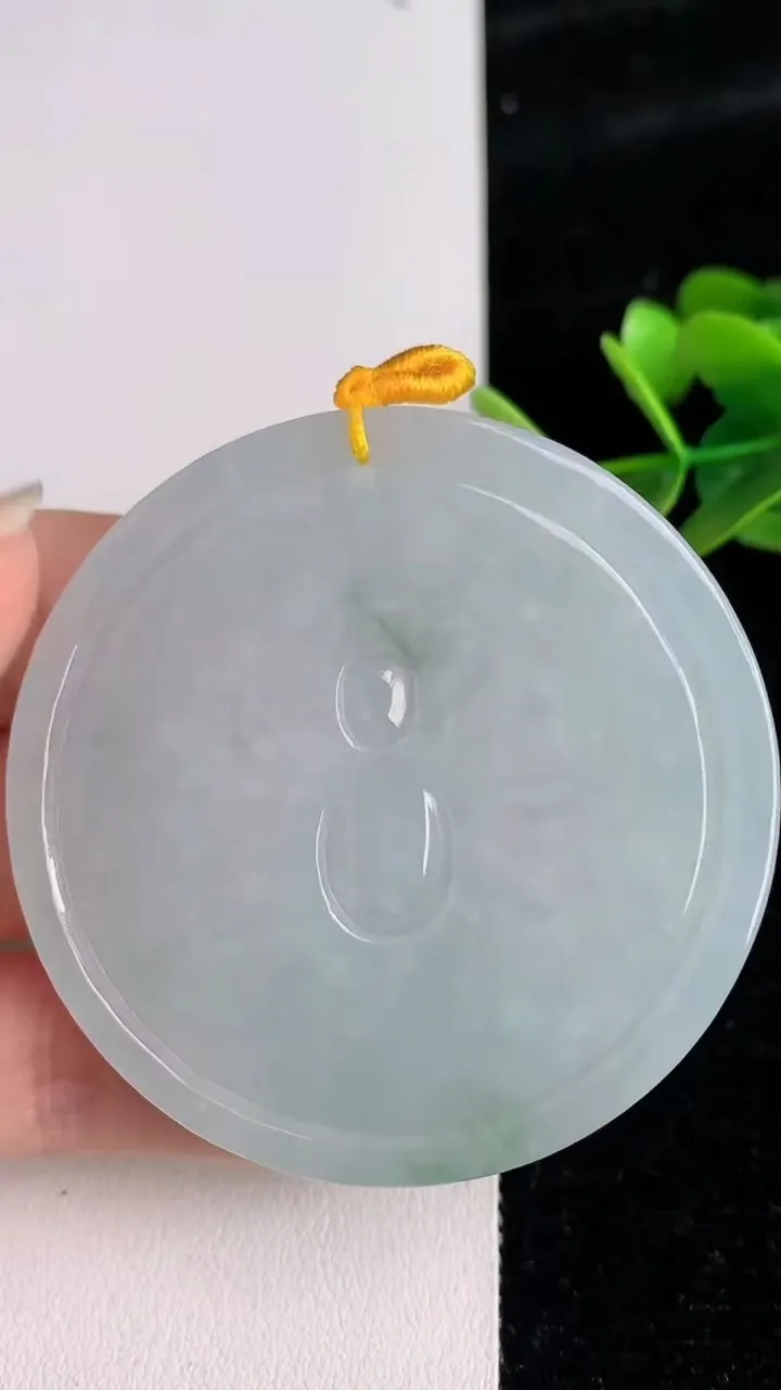 天然A货翡翠飘花千手观音吊坠，尺寸54-6.2，重量:35.09g
6月3日