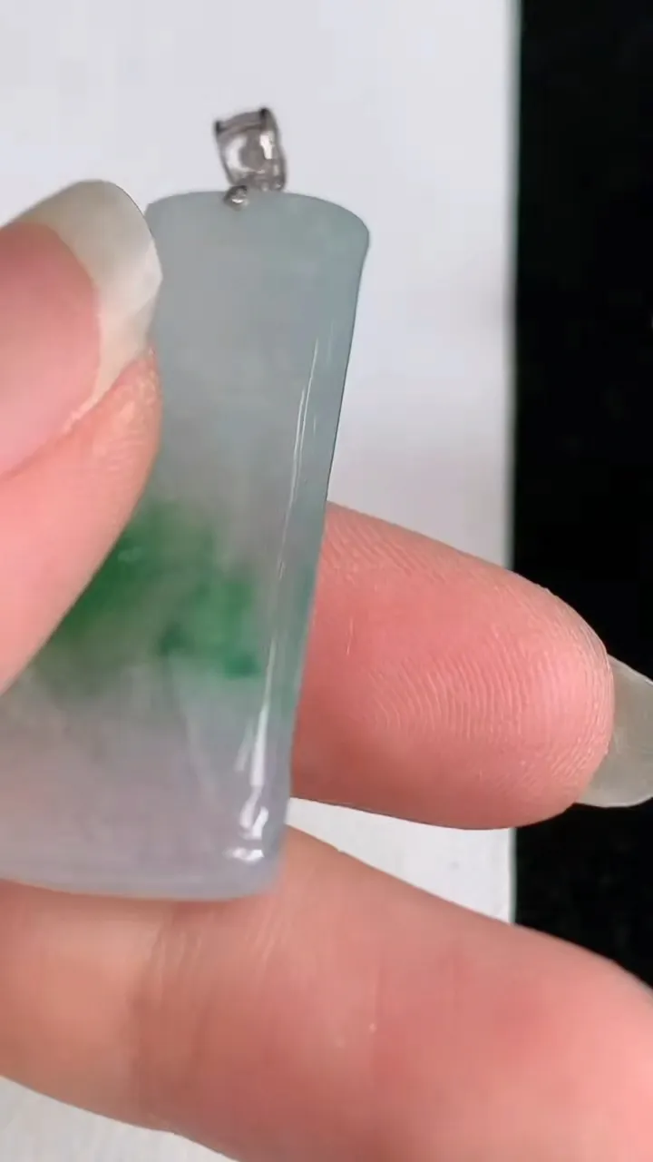 天然A货翡翠k金飘花仿古无事牌吊坠，尺寸36.6-15.5-5.3，重量:7.26g
6月3日