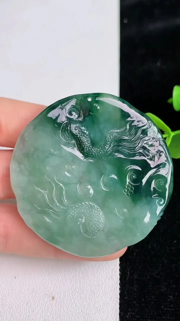 天然A货翡翠飘花祥龙阿尼陀佛吊坠，尺寸21.6-6，重量:37.78g
6月3日