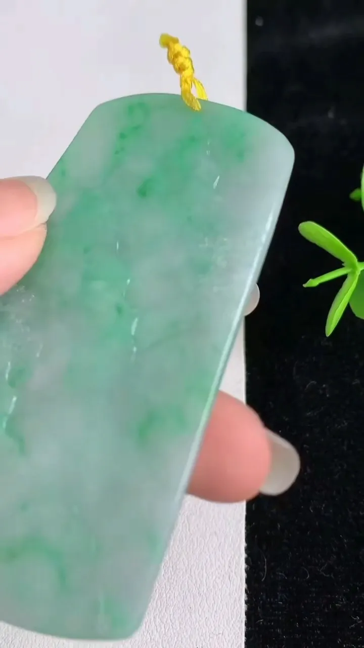 天然A货翡翠山水牌吊坠，尺寸72.7-43-5，重量:35.61g
6月3日