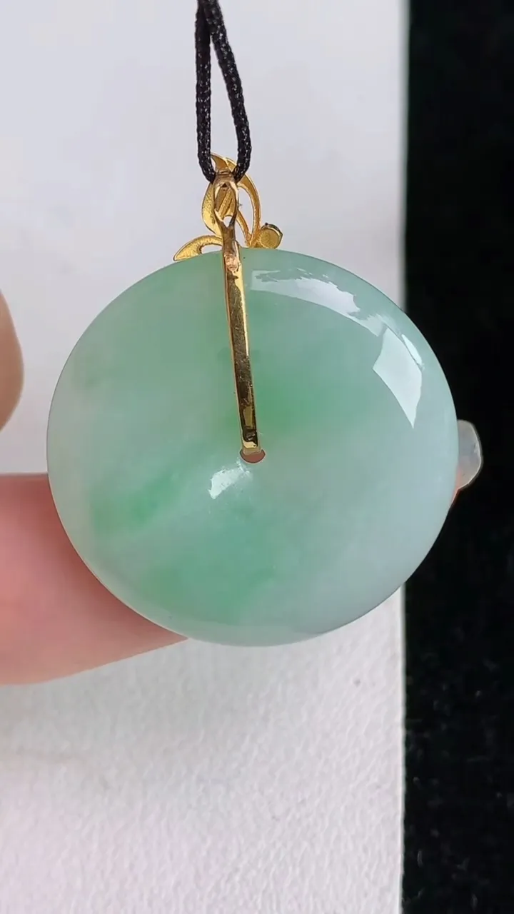 天然A货翡翠平安扣吊坠，尺寸26.5-5.3，重量:8.37g
6月3日
