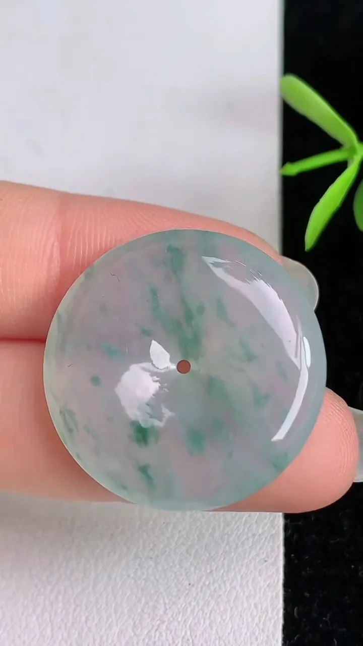 天然A货翡翠飘花平安扣吊坠，尺寸26-5，重量:7.16g
6月3日