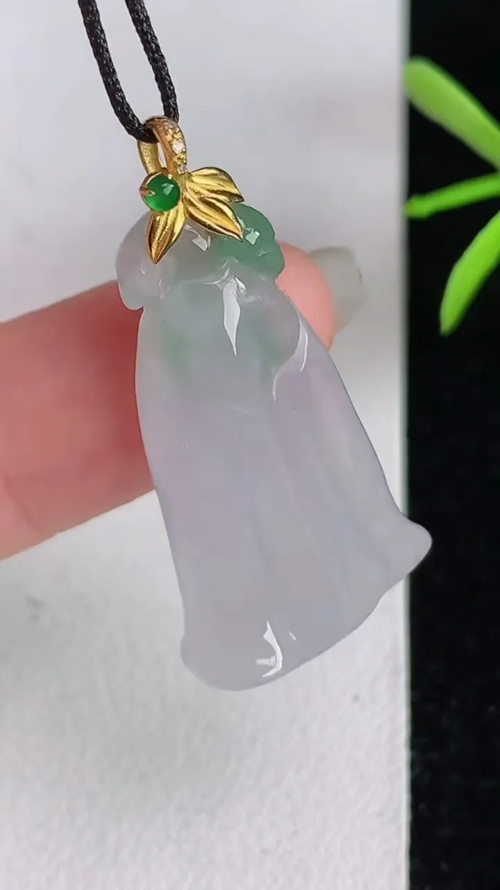 天然A货翡翠k金飘花莲蓬吊坠，尺寸29.7-16.7-6.3，重量:5.05g
6月3日