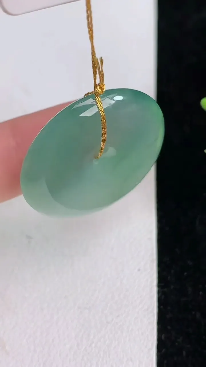 天然A货翡翠飘花平安扣吊坠，尺寸27.7-5.8，重量:9.21g
6月3日