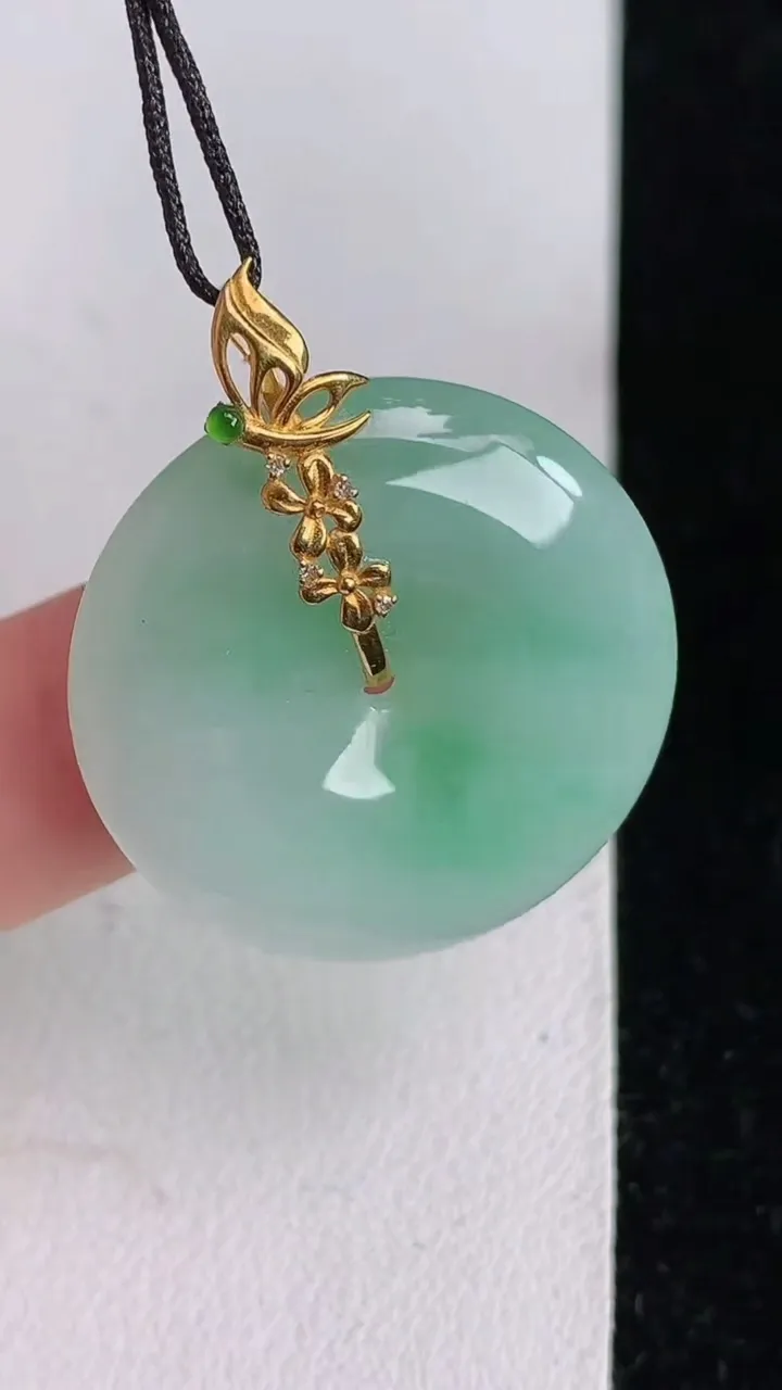 天然A货翡翠平安扣吊坠，尺寸26.5-5.3，重量:8.37g
6月3日
