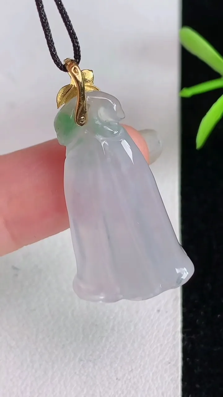 天然A货翡翠k金飘花莲蓬吊坠，尺寸29.7-16.7-6.3，重量:5.05g
6月3日